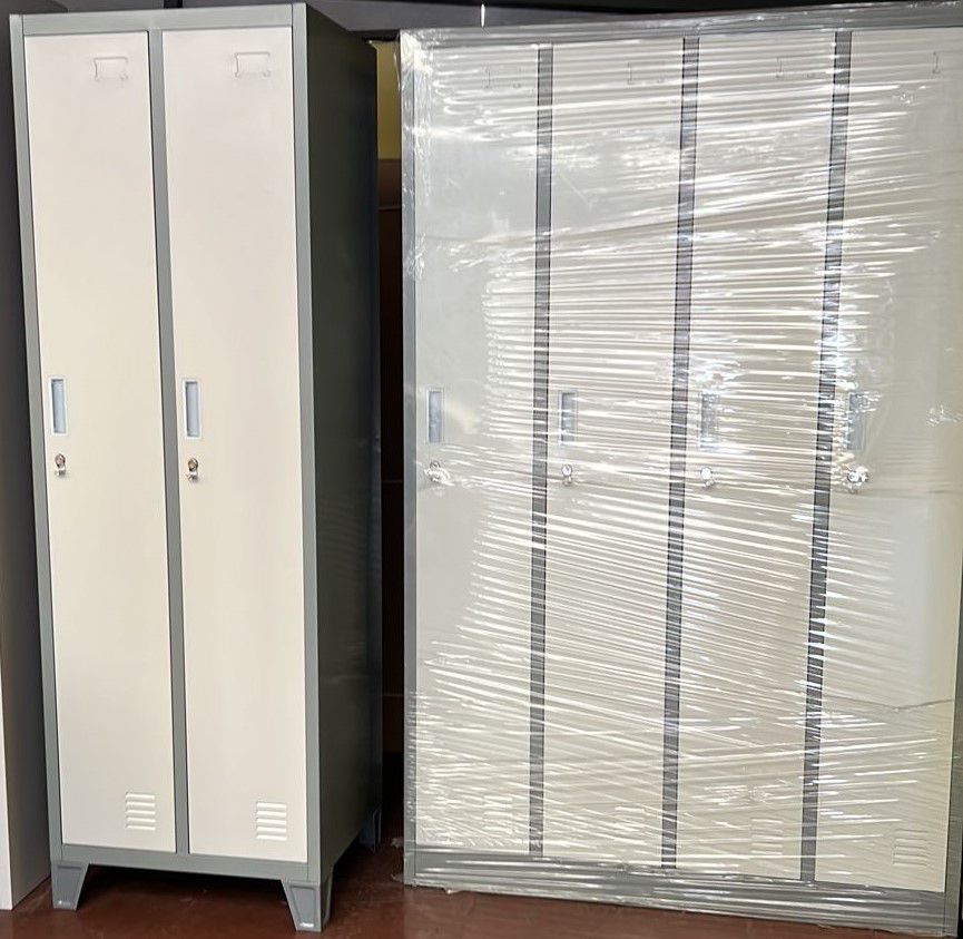 Los lockers se envían con un film de protección